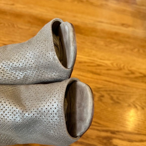 Vaneli Champagne Gold Leather Sandals - Picture 4 of 7